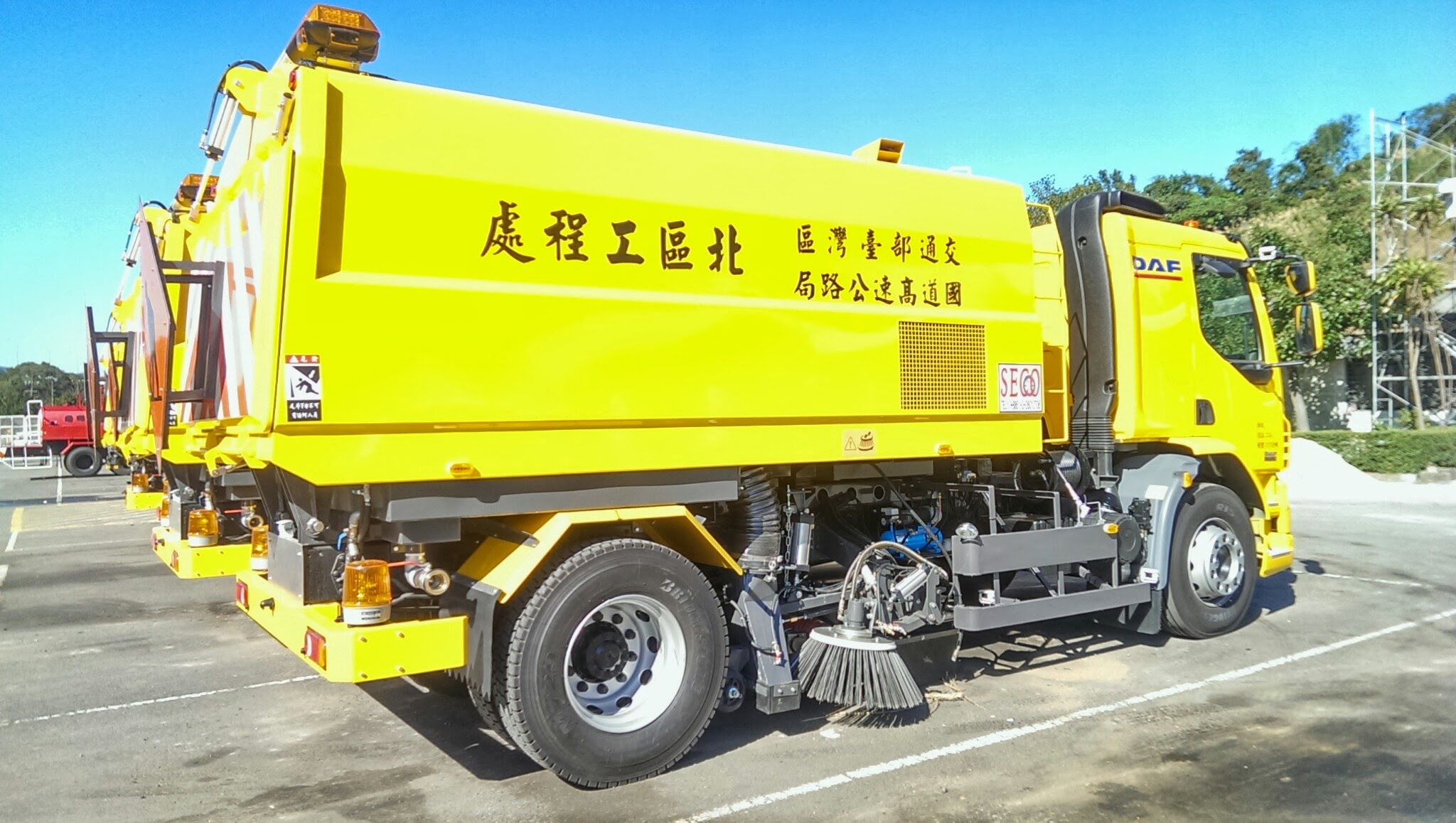 中型掃街車(掃路車)SV600 - 大來(lái)重工